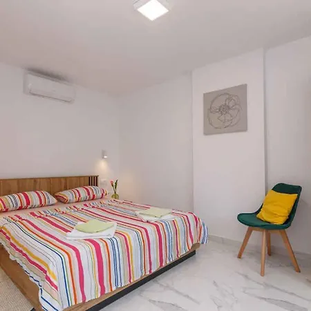Holiday home Unit_type_terraced_house With Pool 55425 Grizane-Belgrad